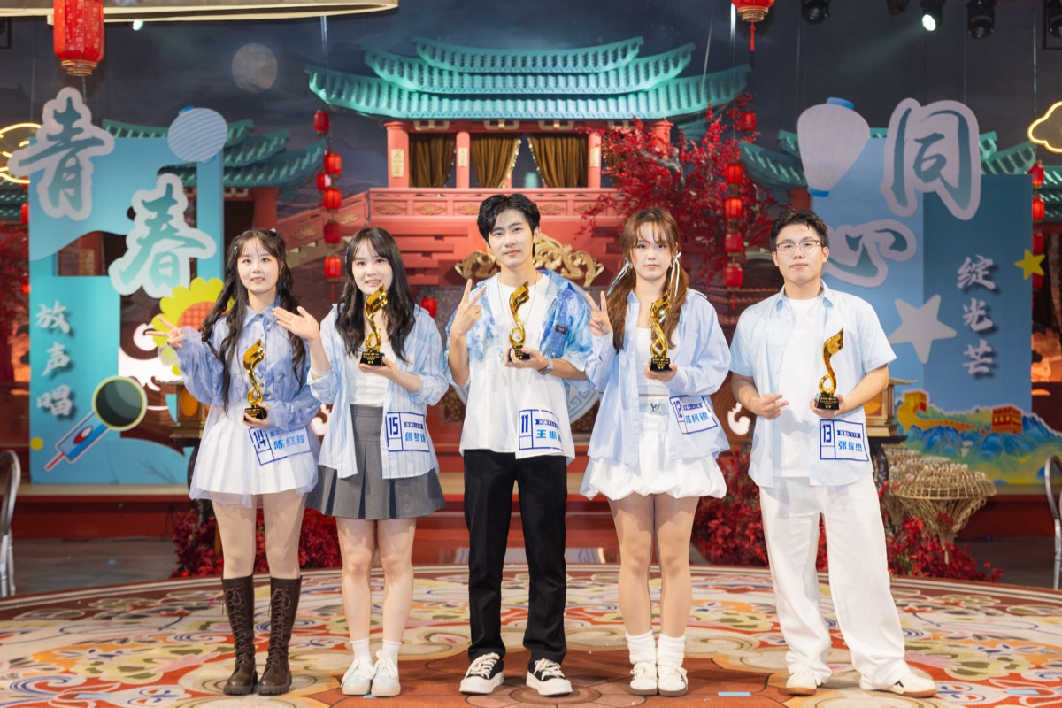 余姚企业年会 5 位表演人员舞台妆赛后合影