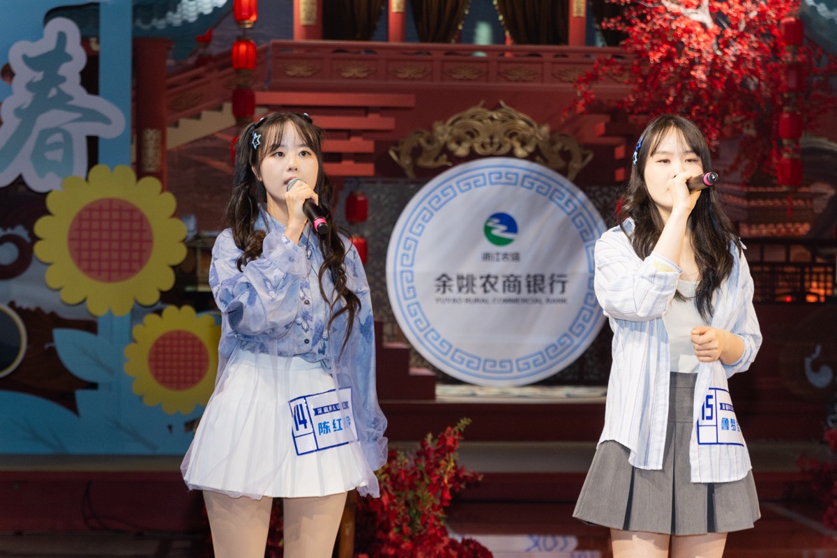 两位表演人员在舞台上演唱