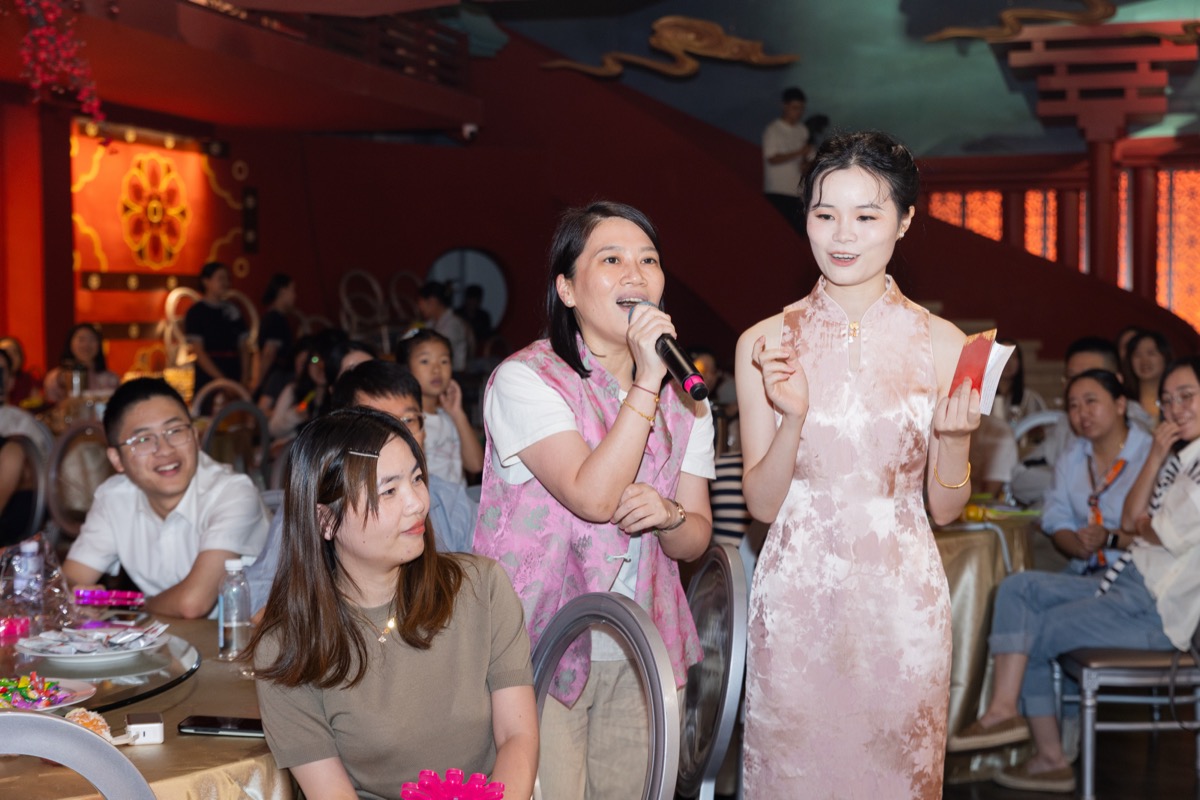 主持人换旗袍后在宴会厅主持抽奖