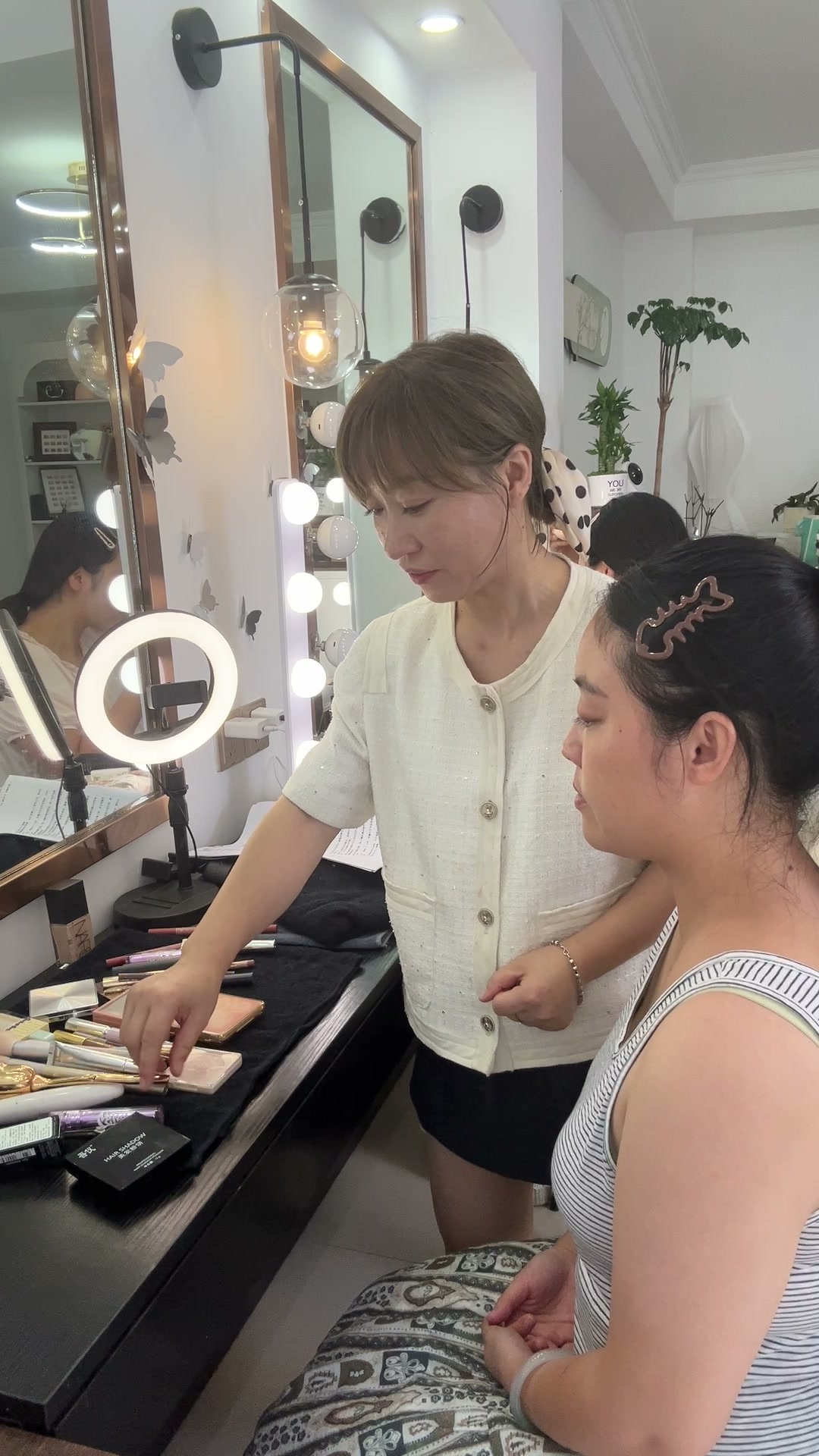 蔓林老师与成年学员一起整理零基础日常妆的练习顺序