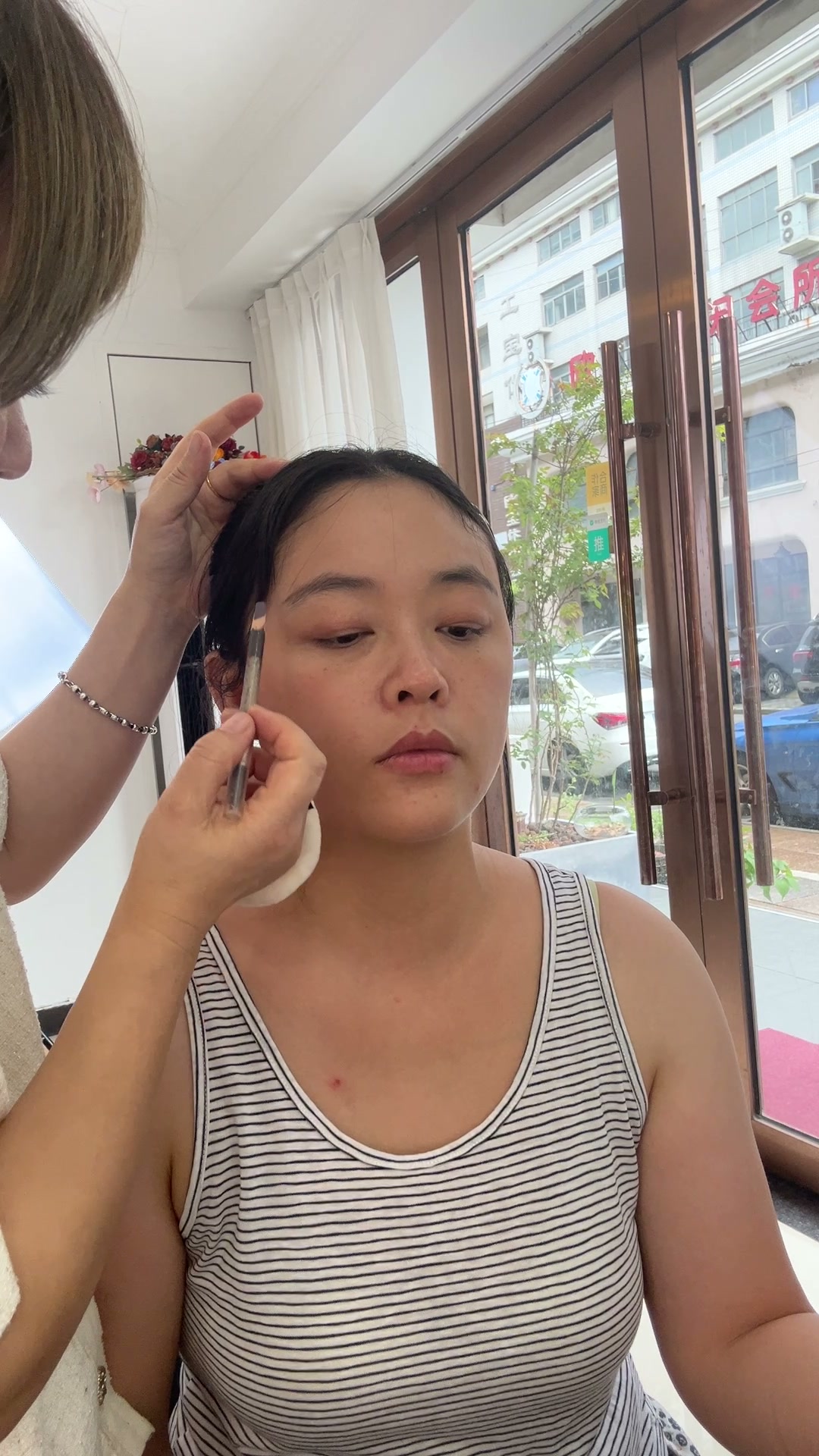 蔓林老师在成年学员练习时进行现场纠正