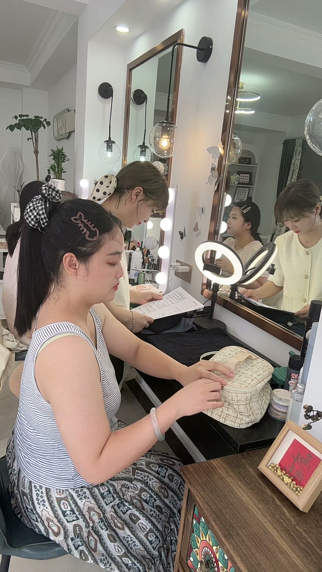 成年学员把练习使用的化妆品收回自己的化妆包