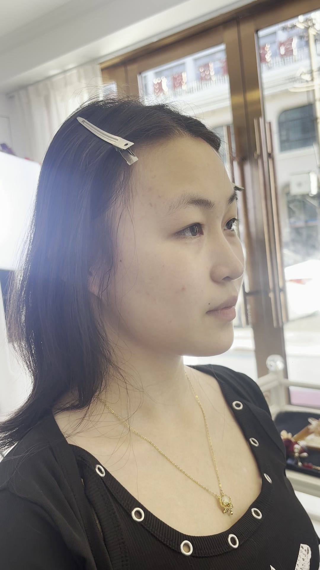 婚礼前新娘试妆开始前观察本人五官、脸型和肤质