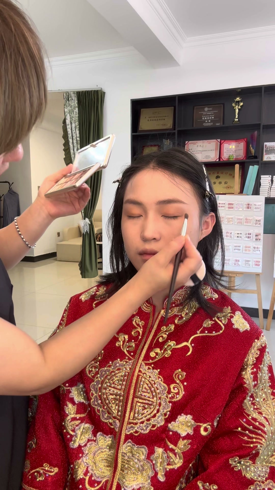 蔓林老师为穿红色秀禾服的新娘完成试妆面妆
