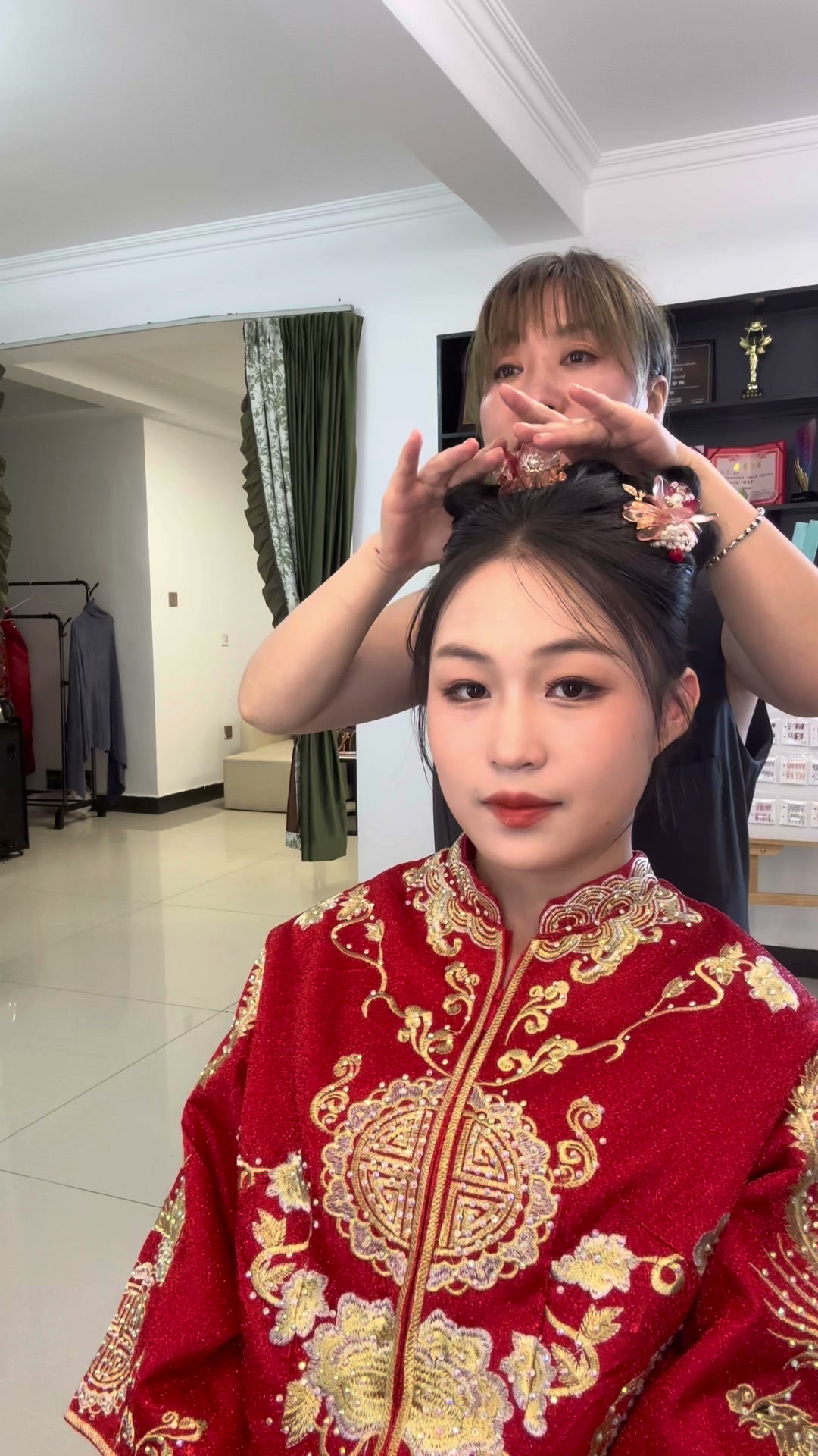蔓林老师为婚礼前试妆的新娘整理发型