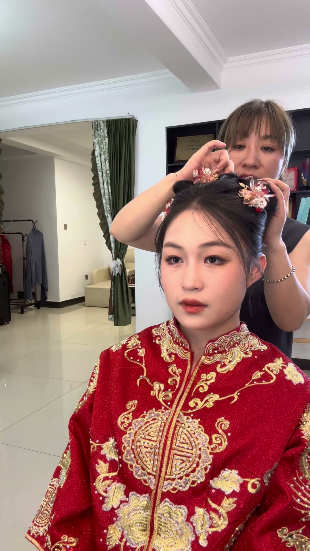 蔓林老师为新娘试戴和调整中式婚礼头饰