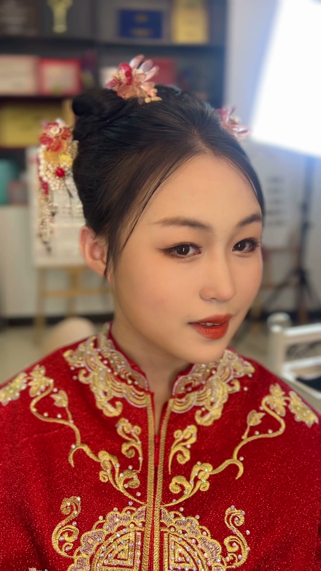 红色秀禾服新娘婚礼前试妆的侧面整体效果