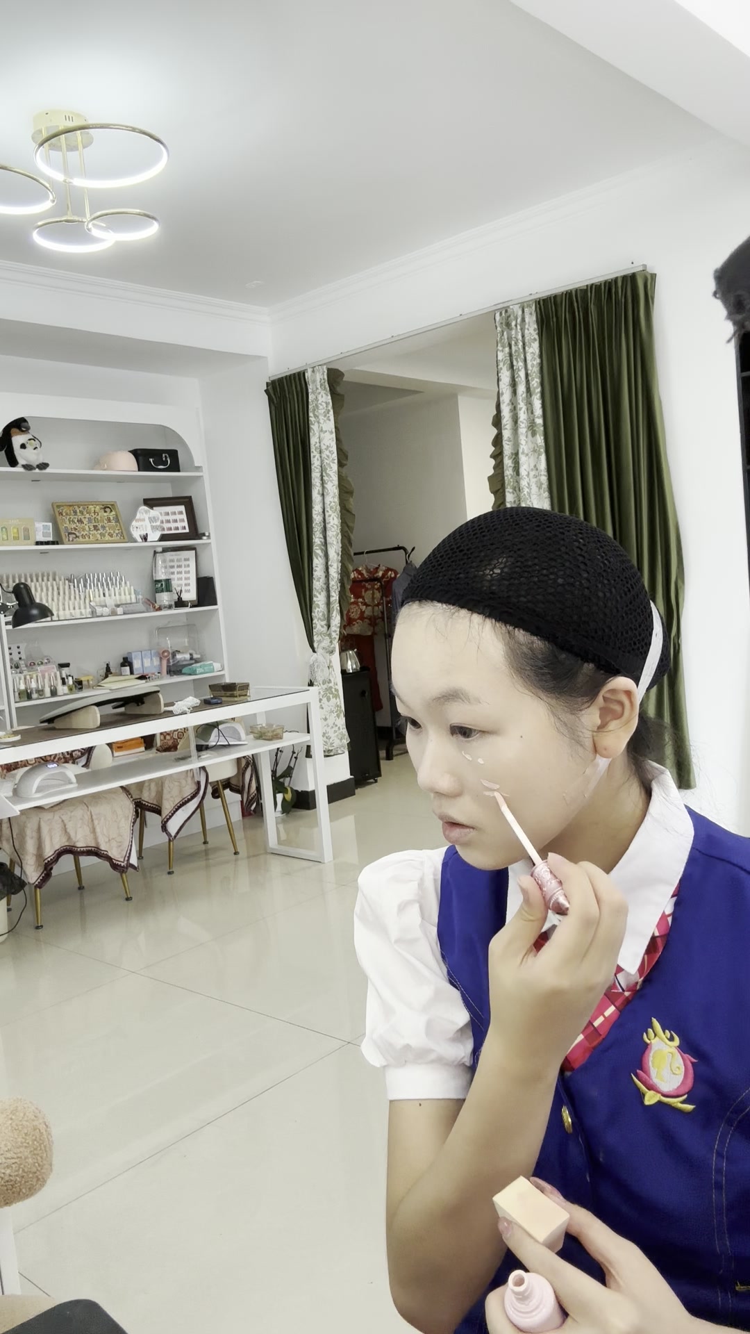 成年学员本人动手练习角色妆步骤