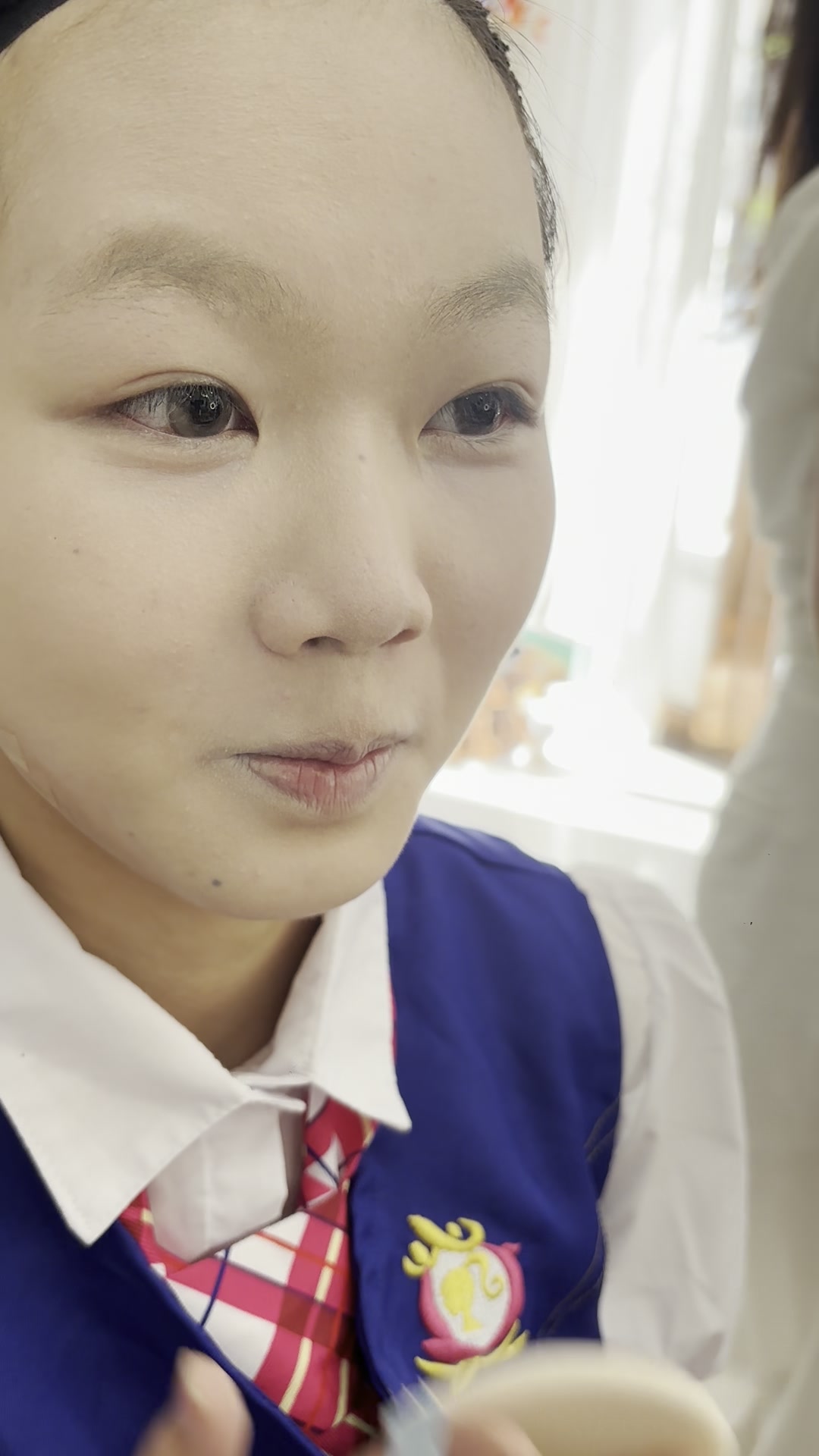 成年学员照镜查看角色妆练习过程中的妆面细节