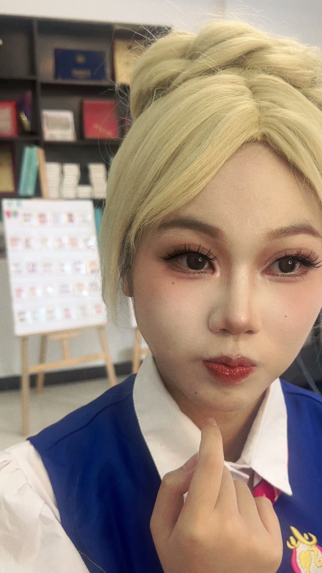 成年学员本人完成指定的角色妆和特殊造型