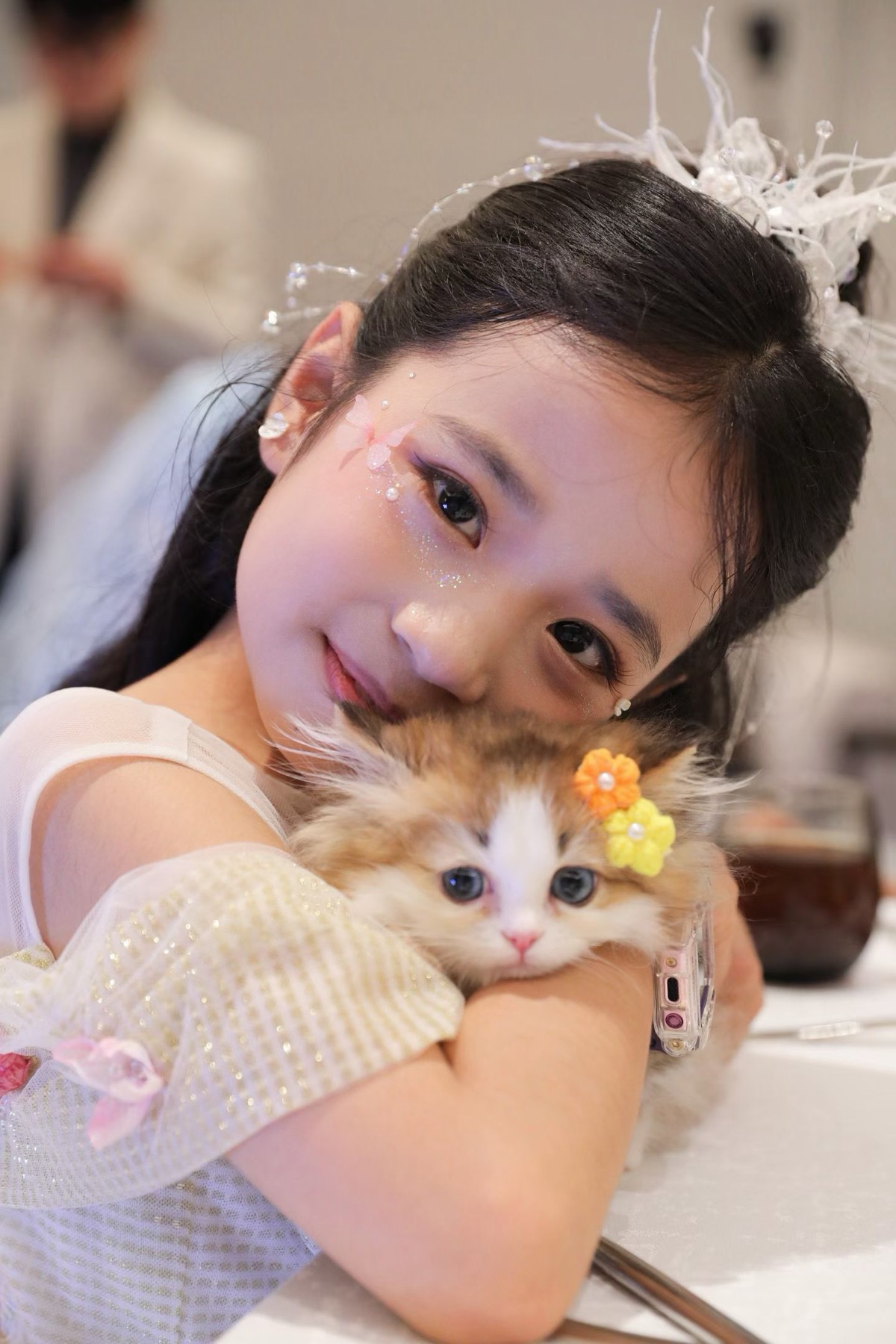 十周岁生日宴小寿星妆面特写:粉调眼妆、眼角亮片、羽毛花冠