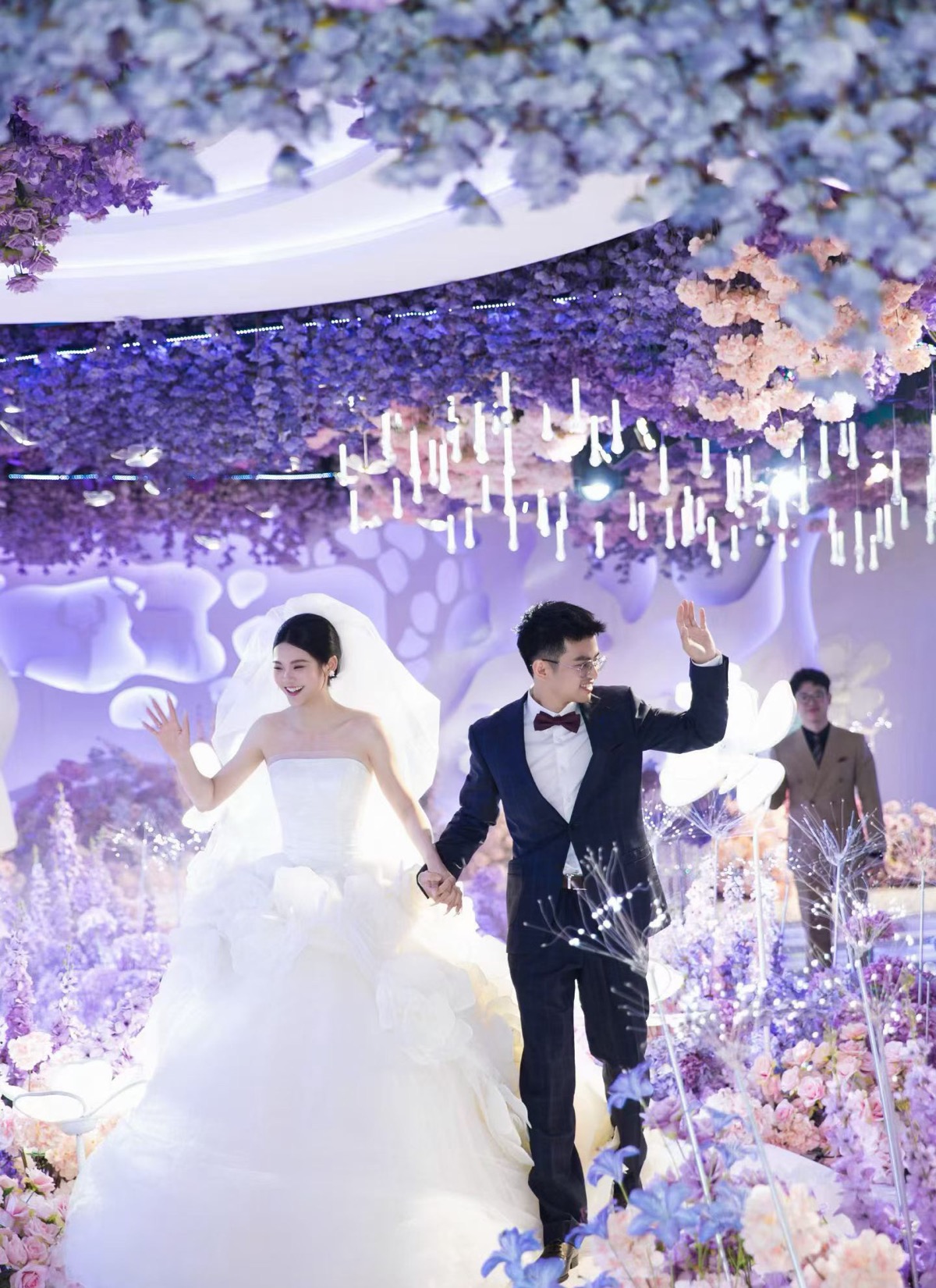 婚礼仪式入场,新郎新娘牵手走上台