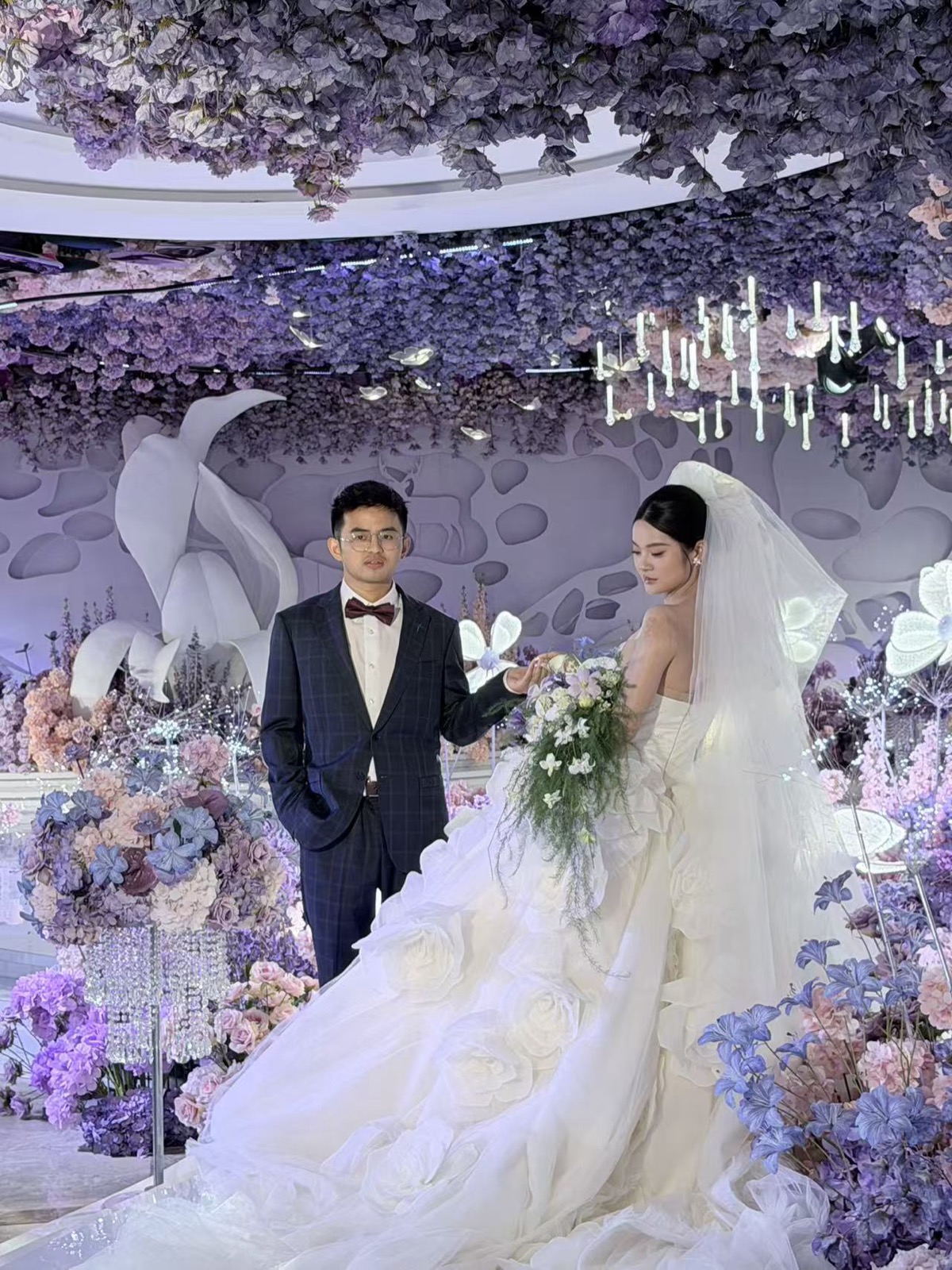 婚礼仪式台前新郎新娘合影