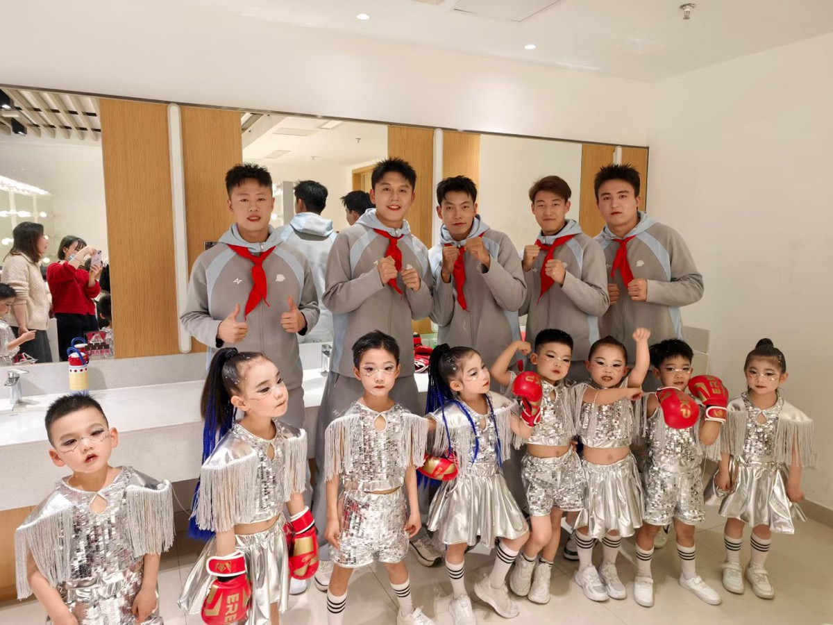 浙BA 演出后台小演员与运动员合影