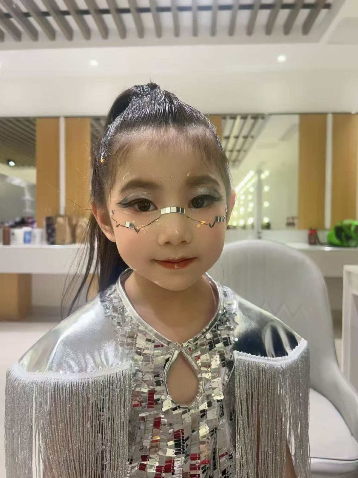 女童演出妆特写:灰白眼影、外扬眼线、眼下金属银片