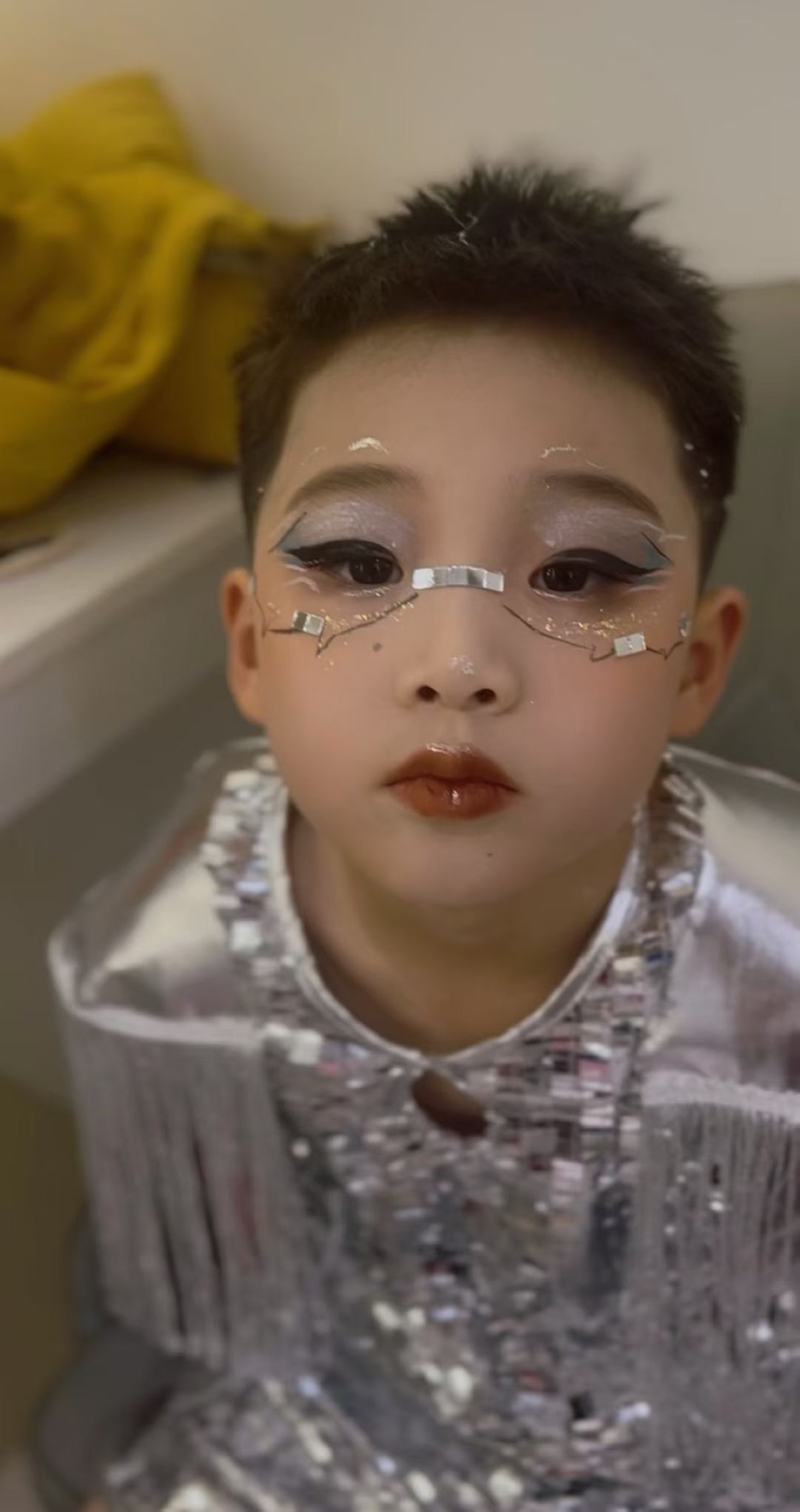 男童演出妆特写:同样的银片贴饰与眼妆方案