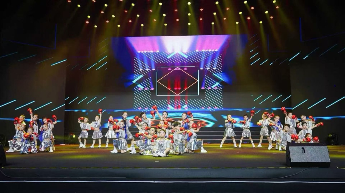 浙BA 演出现场全体小演员舞台全景