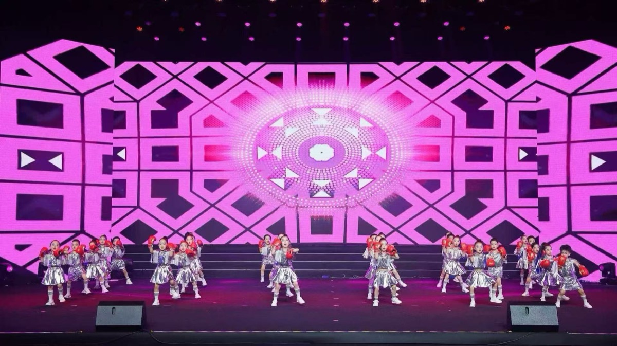 粉紫色 LED 背景下的舞台队形