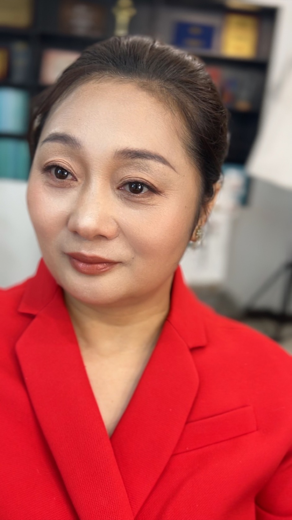 第12期《婚礼上妈妈说“别抢孩子风头”,这个妆该怎么化》封面